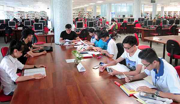 Khảo sát và phân tích định lượng để tìm hiểu sự khác biệt của các yếu tố môi trường đào tạo, đặc điểm cá nhân và KQHT ở hai trường và so sánh để tìm hiểu sự khác biệt ở hai môi trường giáo dục khác nhau
